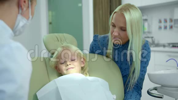 牙医向女孩展示医疗演习的效果视频的预览图