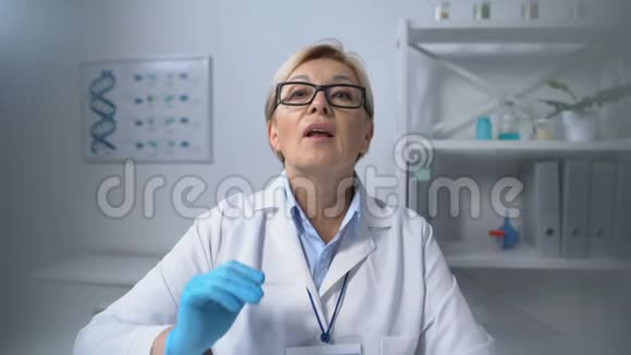 女性治疗师检查患者喉舌抑制保健POV视频的预览图