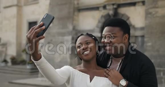 快乐的非洲夫妇在自拍视频的预览图