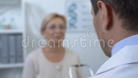 男性治疗师用听诊器倾听女性病人的内部声音健康视频的预览图