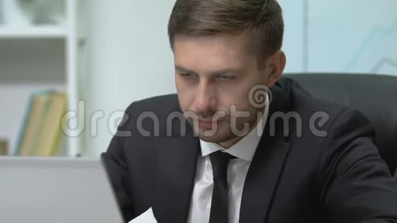 生病的男经理在工作场所打喷嚏季节性冬季发烧视频的预览图