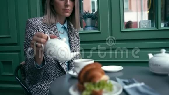 在咖啡店喝茶的女人视频的预览图