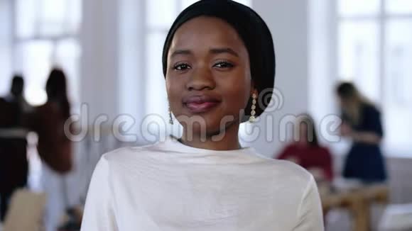 年轻的职业成功的非洲企业家妇女戴着民族头巾在现代办公室微笑视频的预览图