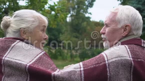 令人惊讶的年长妇女看着丈夫说闲话一对在地毯下的夫妇视频的预览图