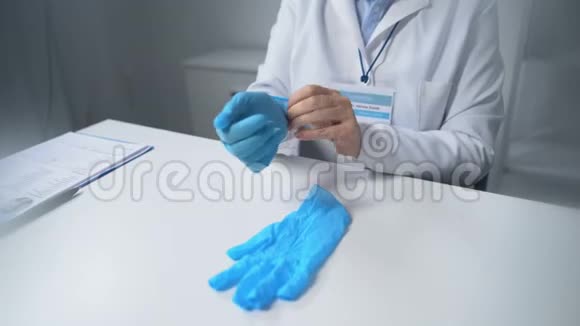 女医生在体检保健卫生后摘下手套视频的预览图