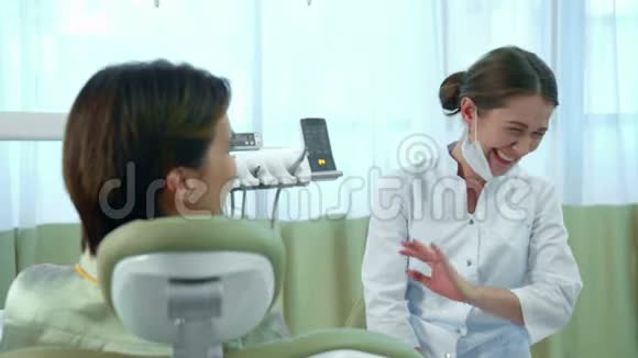 医生在和病人谈话时笑了很多视频的预览图