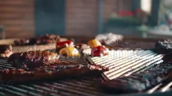 把烤肉和蔬菜放在旋转烤架上在外面烧烤视频的预览图