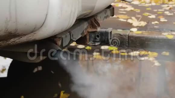 旧车尾管由此产生排气云大城市睡眠区空气污染视频的预览图