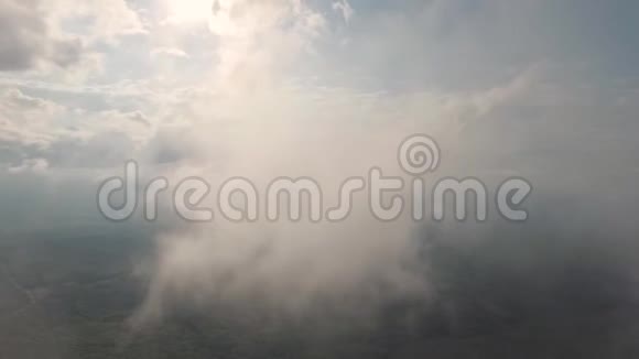 在云层中飞行的无人机视频的预览图