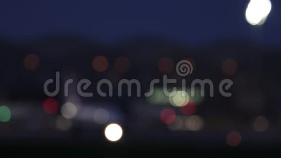 夜晚机场灯光闪烁的聚焦喷气式飞机视频的预览图