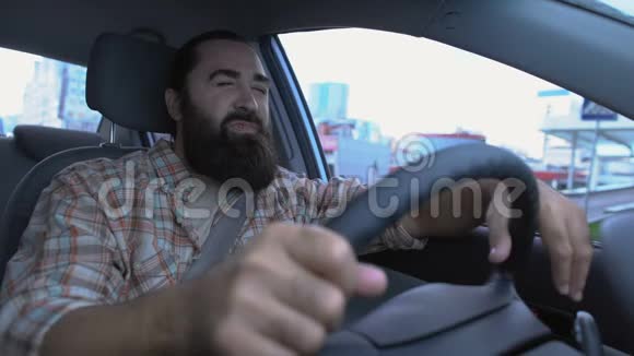 一个穿着格子衬衫的人在开车时偏头痛压力很大视频的预览图