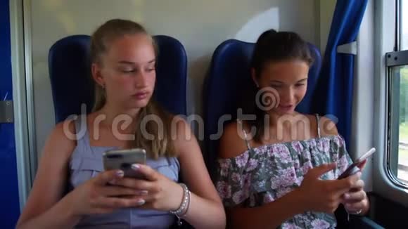 在火车上美女们在电话里笑视频的预览图