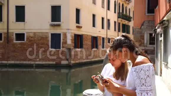 可爱的女孩在威尼斯拍摄房子和频道特写视频的预览图