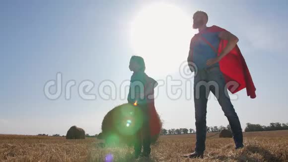 扮演超级英雄的父亲和儿子在户外视频的预览图