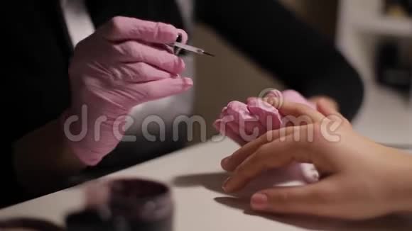 美甲大师为美甲美容店的女性做专业美甲视频的预览图
