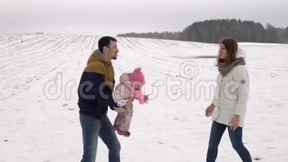 冬天的家庭散步视频的预览图