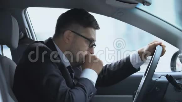 男性司机因咳嗽发作而停车有肺炎哮喘的危险视频的预览图