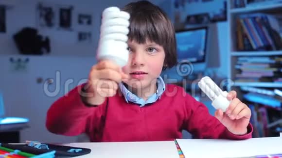 男孩正在玩两个节能灯泡视频的预览图