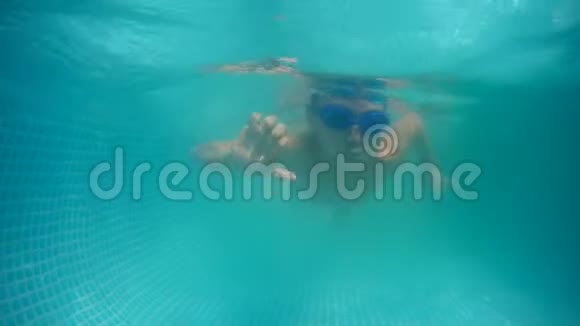 夏日这孩子穿着潜水护目镜在水下游泳流动家庭池视频的预览图