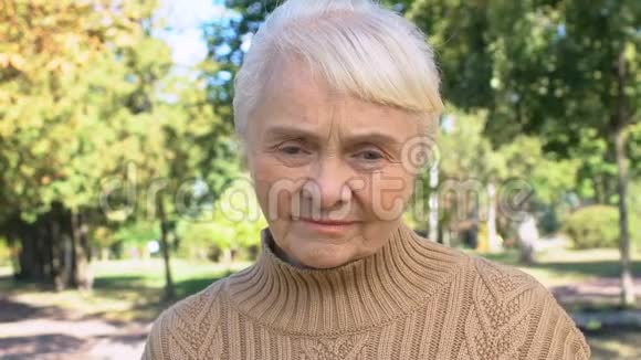 成熟的白种人女人坐在户外老一辈的智慧安宁的休息视频的预览图