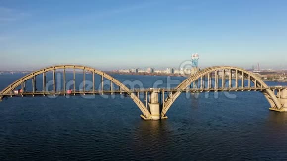 德内普市老拱铁路梅里福赫森桥的鸟瞰图将摄像机从主体向后移动视频的预览图