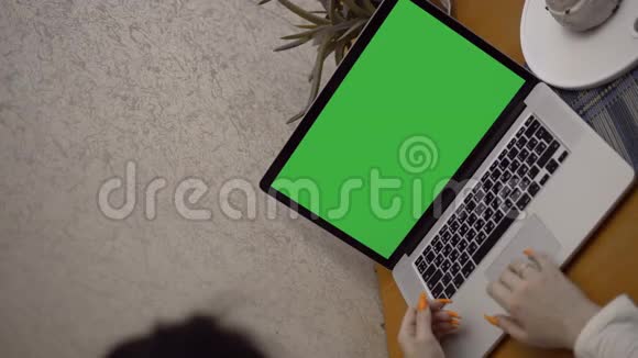女人在厨房里用绿色屏幕打字电脑工作自由模特视频的预览图