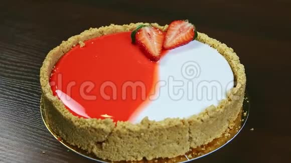 用草莓切片装饰的全圆红白芝士蛋糕视频的预览图