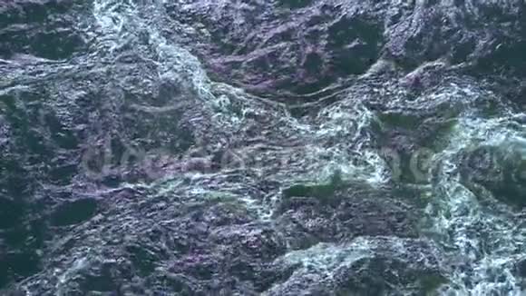 粗糙的深绿色和蓝色的大海缓慢运动的白色泡沫视频的预览图