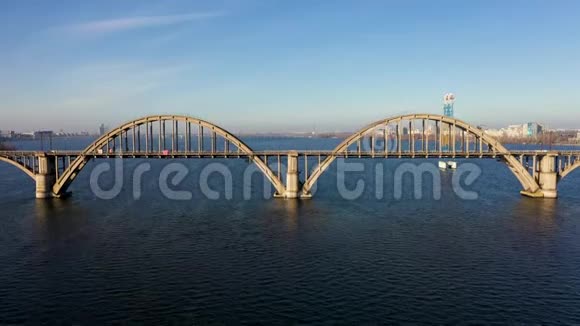 登尼普罗佩特洛夫斯克市老拱桥鸟瞰图从下到上移动相机视频的预览图