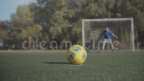 足球运动员在球场上踢点球视频的预览图