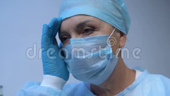 女外科医生出汗术后擦额挽救生命视频的预览图