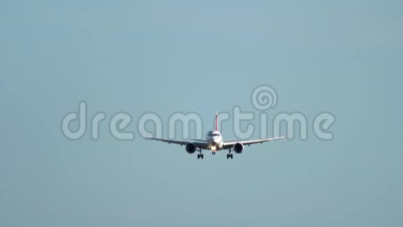 喷气式飞机接近跑道降落在晴朗的天空下视频的预览图