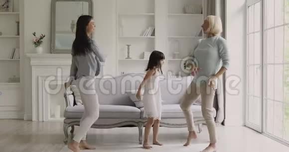 有趣的是三岁的女人在客厅跳舞视频的预览图