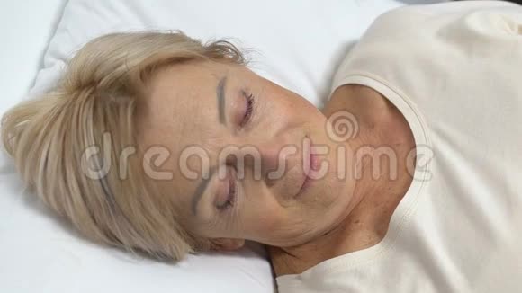 成年儿子睡觉握着年迈的母亲的手手术后醒来视频的预览图