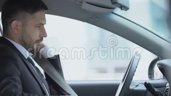自信的人在车上系安全带交通规则预防事故视频的预览图