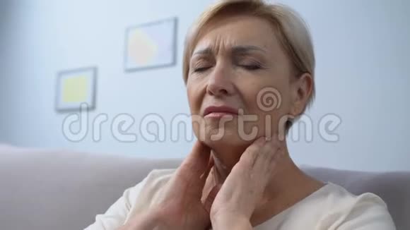 老年妇女咽喉疼痛心绞痛季节性疾病视频的预览图