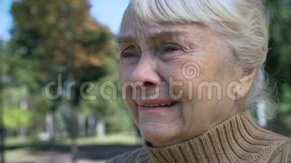 不幸的退休女士在户外哭泣失去绝望寡妇孤独问题视频的预览图