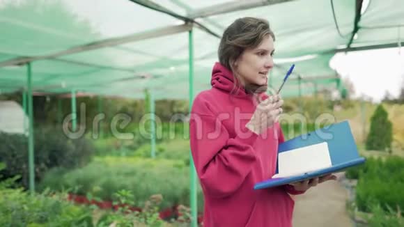 一个种植植物的农场的女商人小企业苗木苗圃植物市场上的花商视频的预览图