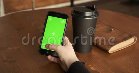 手机特写绿屏刷卡铬钥匙移动酒吧咖啡店背景视频的预览图