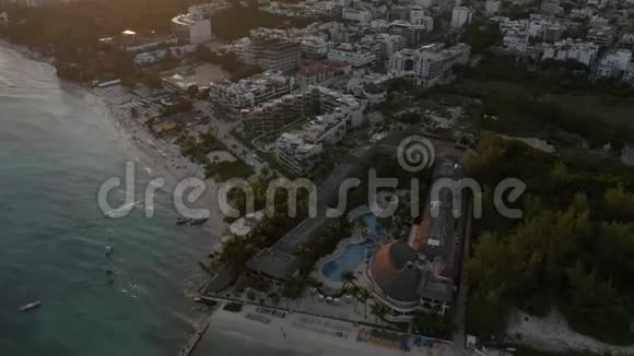 5星度假村黑暗主题4k空中加勒比集中在游泳池日落视频的预览图