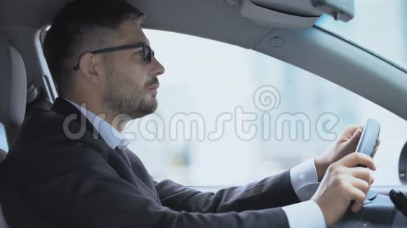 疲劳的人在车里戴眼镜揉着紧张的眼睛工作过度视频的预览图