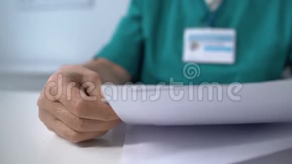 医院护士检查医疗文件并戴眼镜视频的预览图
