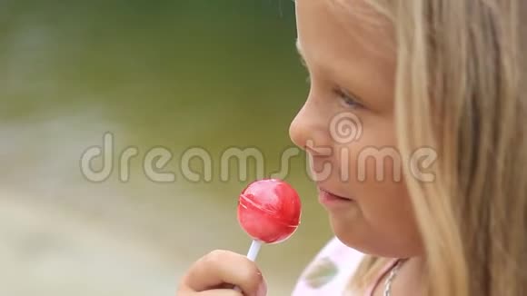 吃棒棒糖的小女孩视频的预览图