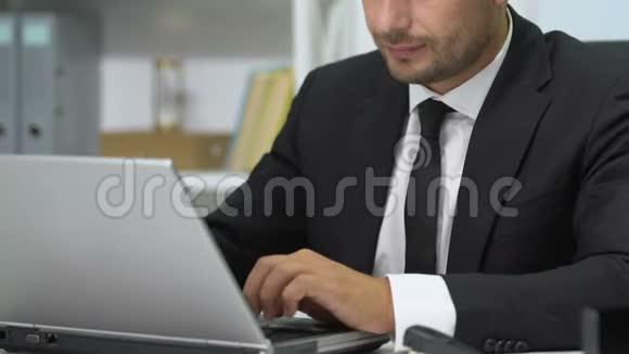 在笔记本电脑上工作的商人突然感到脖子剧痛久坐不动视频的预览图