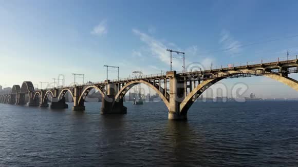 老铁路桥鸟瞰图斯塔迪卡姆视频的预览图