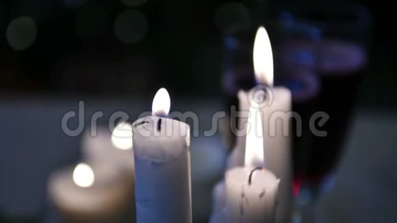 蜡烛在模糊的背景上燃烧视频的预览图