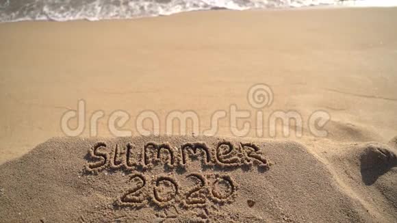 夏日2020文字写在沙滩上的沙滩上前往热带和海洋视频的预览图