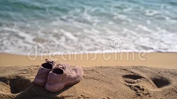 在海滩上旅行或慢跑的概念海边的运动鞋慢动作视频的预览图