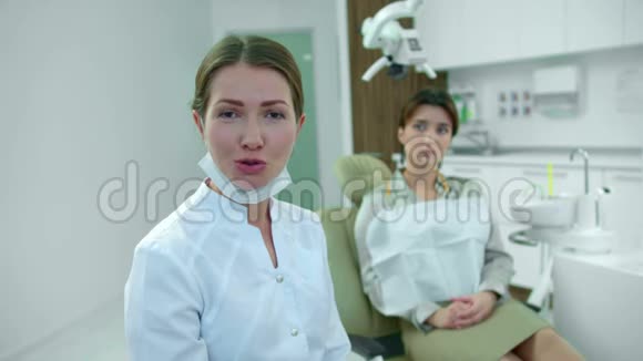 牙医在柜子里慢动作的摄像头上讲话视频的预览图