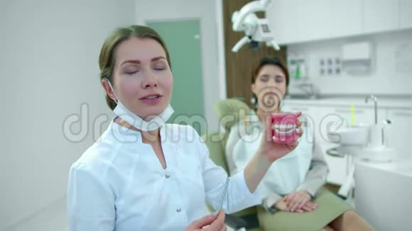 牙医手握下巴提出建议视频的预览图